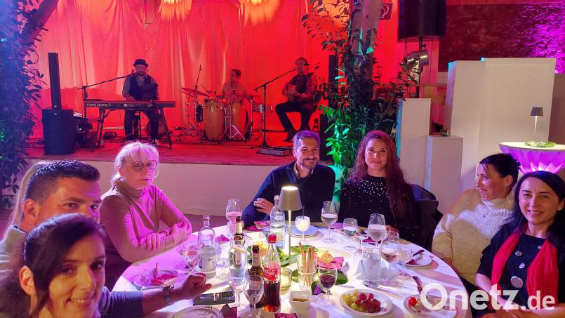 Beim Italienischen Abend auf Schloss Guteneck freuen sich die Besucher im gut gefüllten Gutsstadel über die Atmosphäre, die Bewirtung und die Musik von &quot;I cantautori&quot; (Hintergrund). Bild: jua