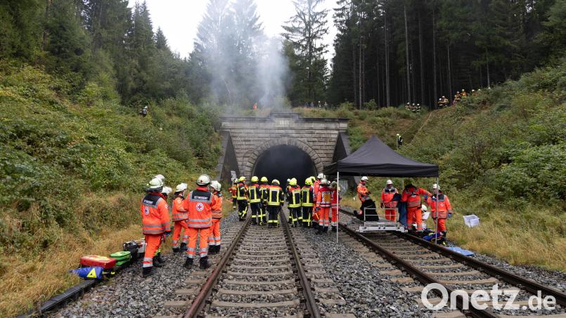 Rauch und Hilferufe im Bahntunnel: Für eine Großübung waren über 300 Einsatzkräfte zum Tunnel Langentheilen gekommen. Bild: Roland Wellenhoefer