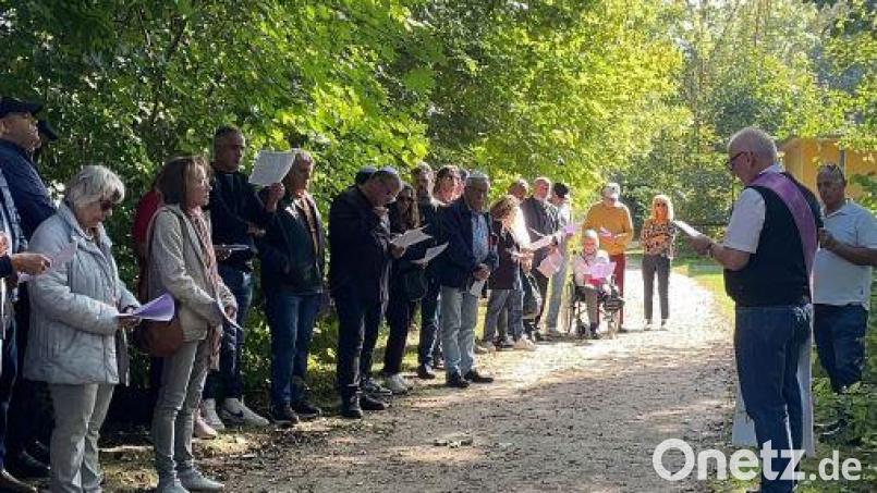 Gemeinsames beten für den an der Vils verunglückten Gili, für verstorbene Soldaten 
Und Geiseln. Rechts Diakon Richard Sellmeyer. Bild: oe