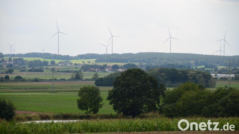 Die Windkraftanlagen zwischen Windischenlaibach und Schwarzach (Bild) werden um ein Windrad erweitert Bild: ak