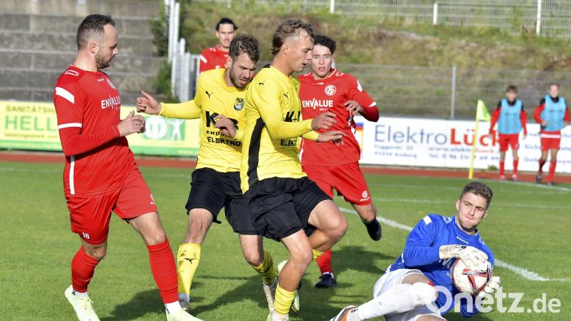 Endstation Maximilian Stahler (rechts): trotz großer Bemühungen des FC Amberg auf den Ausgleich in der zweiten Halbzeit mit Alexander Kloos (2.von links) und Noah Majdic (3. von links) hält der Torhüter des 1. FC Passau den Sieg fest. Bild: Hubert Ziegler