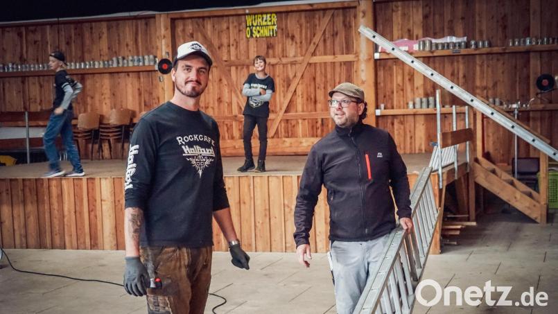 Holger Striegl (rechts) beim Aufbau zum &quot;Storm-Crusher&quot;-Festival 2024. Bild: Elisa Fuchs
