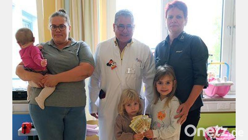 Barbara Meyer mit Emma, Chefarzt Dr. Andreas Fiedler, Hildergard Schmid mit Lina und Sara bei der Spendenübergabe. Bild: Verena Uschold/Klinikum St. Marien Amberg