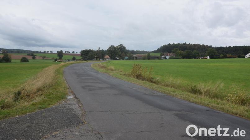 Ab dem Ortsende Enzenrieth (im Hintergrund) Richtung Irchenrieth soll die stark in Mitleidenschaft gezogene Gemeindeverbindungsstraße per Oberbauverstärkung saniert werden. Bild: fz