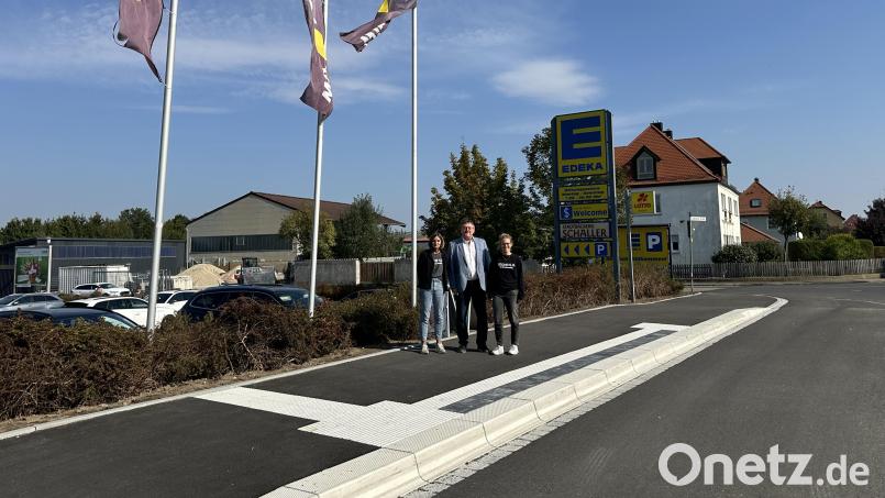 Bürgermeister Hans-Martin Schertl begutachtet mit den Edeka-Markt-Inhaberinnen Kathrin Kredler-Liermann (links) und Maria Plößner-Kredler die neue Bushaltestelle. Bild: Stefanie Gradl