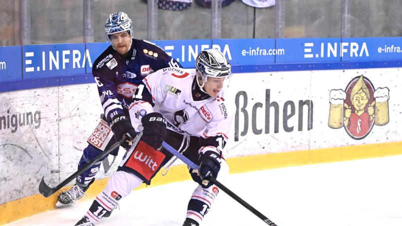Elias Pul (rechts) und die Blue Devils Weiden verloren am Sonntagnachmittag bei den Dresdner Eislöwen (im Bild Vincent Hessler) mit 2:3 nach Penaltyschießen. Bild: Julia Peter