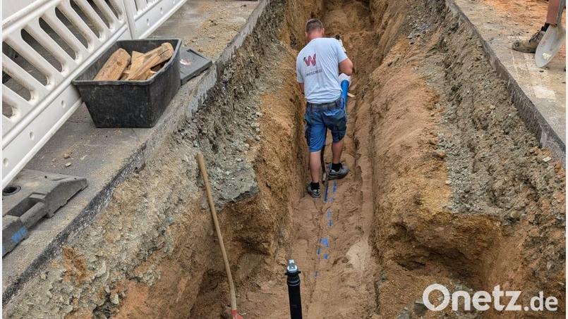 Tief gearbeitet wurde in der Bahnhofstraße. Die Wasserversorgung ist damit wieder gesichert. Bild: fz