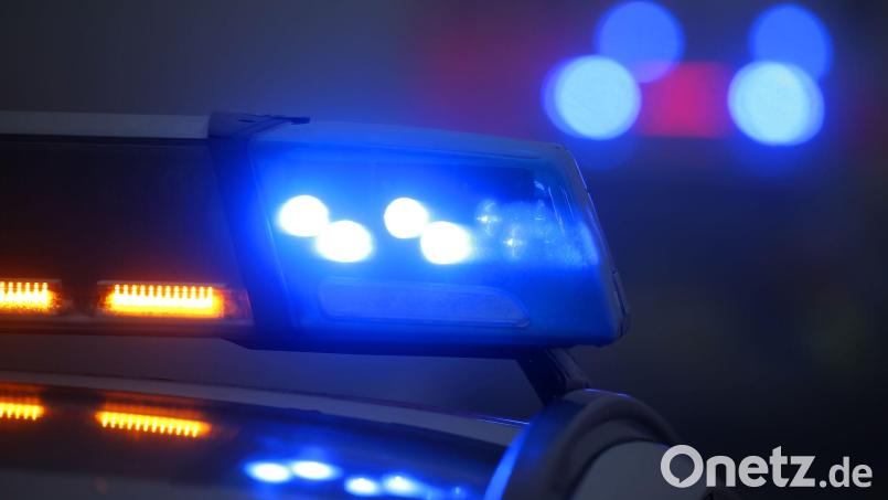 Polizei und Feuerwehr rückten zu einem Einsatz aus, weil zwei Männer bei einem Lagerfeuer verletzt wurden. Symbolbild: Karl-Josef Hildenbrand/dpa