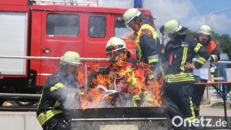 Auch künftig soll es heiß hergehen. Um das Löschgruppenfahrzeug ( Baujahr 1995) im Hintergrund ersetzen zu können, benötigt die Feuerwehr Eschenfelden zwei förderfähige Stellplätze. Die Planung dafür beantragte die Feuerwehr bei der Sitzung des Hirschbacher Gemeinderats. Bild: lei