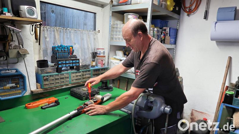 Der Geräteverleih ist bei der Siedlergemeinschaft Friedenfels auch nach 65 Jahren noch sehr beliebt. Die Wartung und Reparatur obliegt Gerätewart Günter Schürlein. Das Bild zeigt den versierten Handwerker bei der Reparatur eines Hochentasters. Bild: bsc
