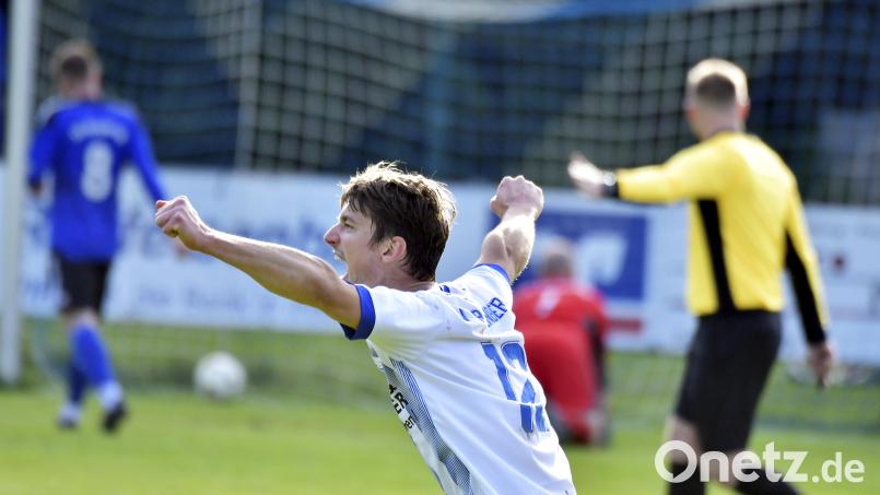 Maximilian Hirsch vom SV Freudenberg bejubelt das 2:0 durch Spielertrainer Sebastian Bauer. Bild: Hubert Ziegler