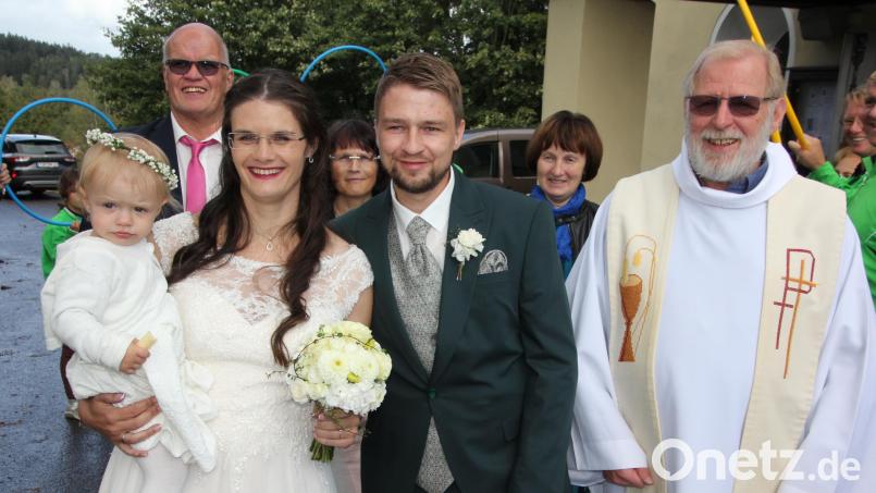 Strahlend verließen Nadine und Markus Röckl mit dem gemeinsamen Töchterchen die Kirche in Trevesen. Die Trauung nahm Pater Benedikt Leitmayr (rechts) vor. Bild: kro