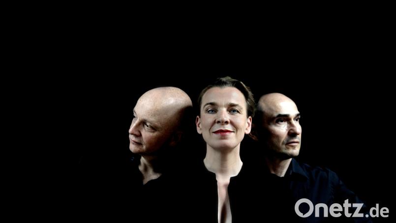 Tina Teubner (Mitte), Ben Süverkrüp (links) und Stephan Picard (rechts) bringen die Geschichte von Herkules als Musikgedankentheater ins Stadttheater Amberg. Bild: Lothar Könekamp/exb