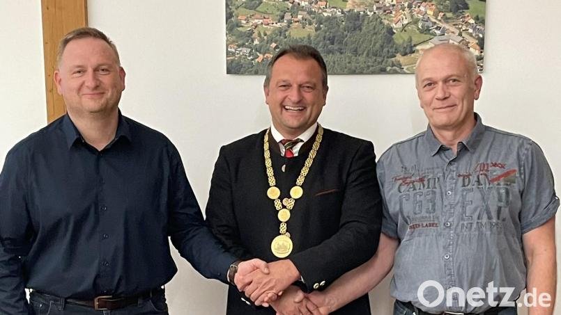 Auf gute Zusammenarbeit. Bürgermeister Anton Kappl (Mitte) mit seinen beiden neuen Stellvertretern Gerd Scharff (links) als Zweiter und Harald Dirnberger (rechts) als Dritter Bürgermeister. Bild: fz