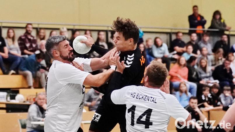 Alexander Franz (Mitte) von der HG Amberg wird hier unsanft gebremst. Am Ende gewinnt die HG Amberg mit 25:22 gegen die HG Eckental. Bild: ref