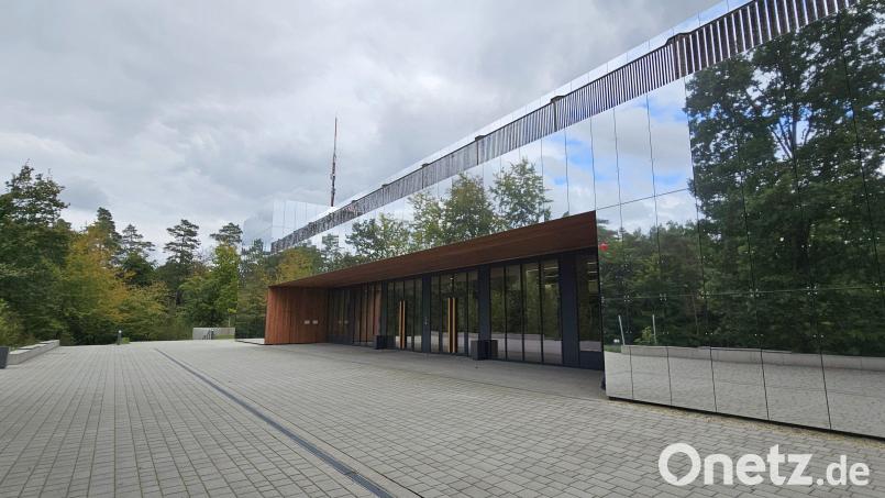 Das generalsanierte und verspiegelte Gebäude des Gymnasiums Neustadt/WN verschmilzt förmlich mit der Umgebung. Rund um das Gebäude gibt es aber noch Nachholbedarf bei den Außenanlagen. Bild: Sonja Kaute