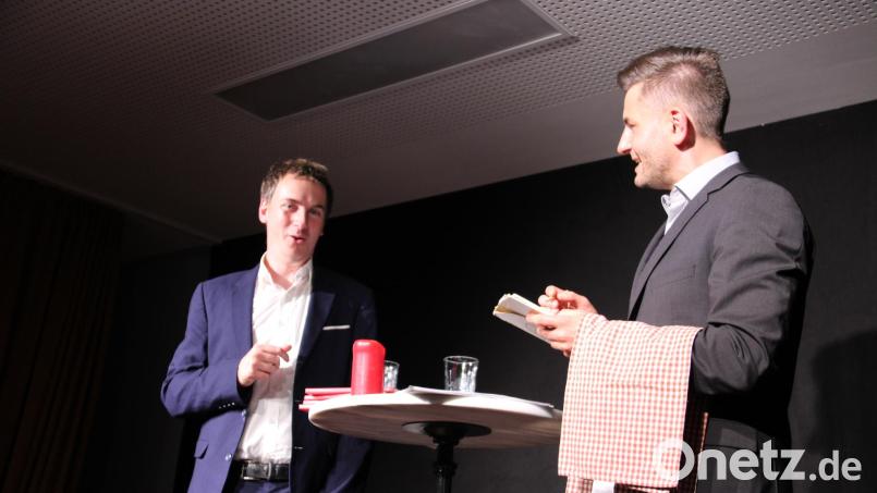 Henning Ruwe (links) und Martin Valenske zeigen auf der Kleinkunstbühne der Futura satirisch, bissig und mit viel Wortwitz auf, was in der Welt &quot;dumm&quot; gelaufen ist. Bild: prh