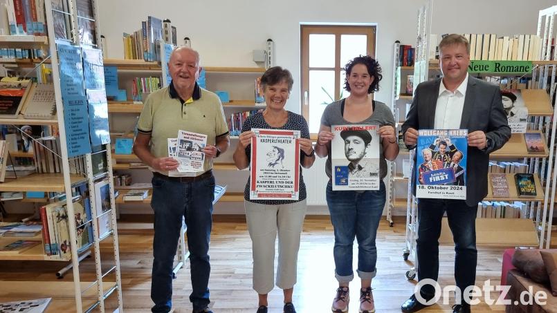 Anlässlich ihres 50-jährigen Bestehen bietet die Gemeindebücherei Kastl ein Jubiläumsprogramm an (von rechts): Bürgermeister Stefan Braun, Pia Graf und Christa Kastner vom Leitungsteam sowie Büchereileiter Georg Dürr. Bild: (dü)