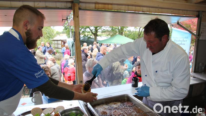 Der Fischhof Bächer aus Muckenthal bot Karpfen-Burger an. Bild: kro