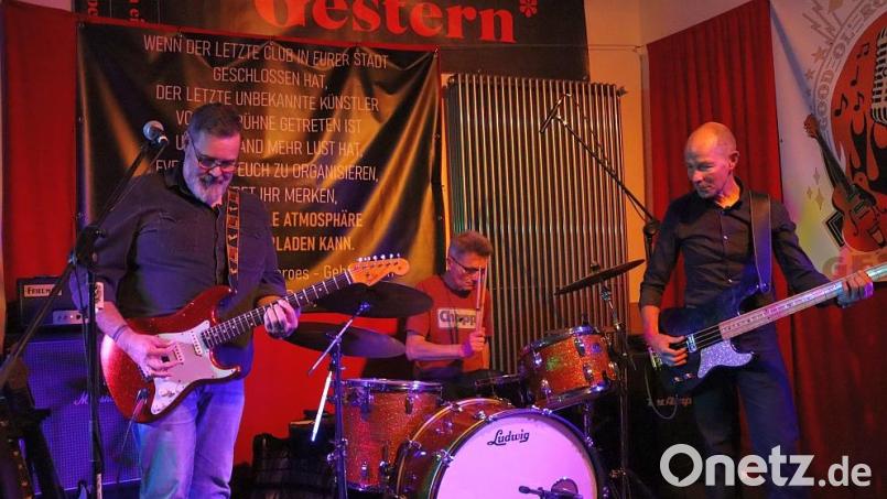 Drei gewinnt, könnte man sagen. Gitarre (Andreas Diehlmann, links), Bass (Jörg Sebald, rechts) und Schlagzeug (Bernd Riehl, Mitte) reichen, um ein Publikum mit Rock, Bluesrock und Blues über zwei Stunden lang zu verzaubern. Bild: mfh