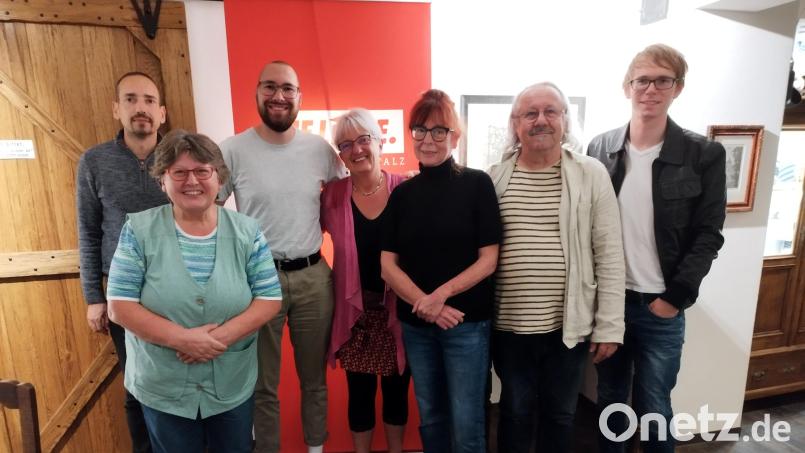 Der neue Kreisvorstand der Linken setzt sich zusammen aus (von links): Christian Oberthür, Christa Braun, Sebastian Wanner, Uschi Maxim, Susanne Brey, Manfred Preischl, und Eduard Karpenko. Bild:  Tobias Mainka/exb