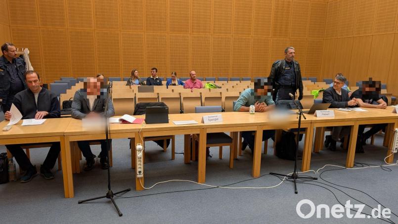Die Angeklagten im Prozess um einen Überfall auf einen Juwelier in Pressath kurz vor Beginn der Verhandlung. Bild: Wolfgang Würth