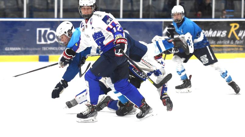 Die U20-Junioren der Blue Devils Weiden (blaue Spielkleidung) mussten sich dem EV Ravensburg zweimal geschlagen geben. Bild: Büttner