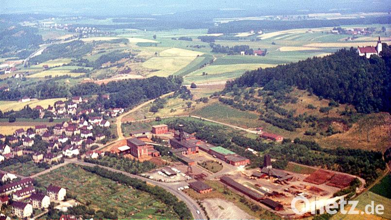 Die Schachtanlage St. Anna in den 1960er Jahren unterhalb des Annabergs in Sulzbach-Rosenberg. Von dort fuhren alle Bergleute in die Grube ein, wo sie auf einer etwa drei Kilometer langen Strecke, die jetzt mit Grubenwasser gefüllt ist, alle Erzfelder und ehemalige Eisenerzgruben erreichen konnten. Bild: Stadtarchiv Sulzbach-Rosenberg
