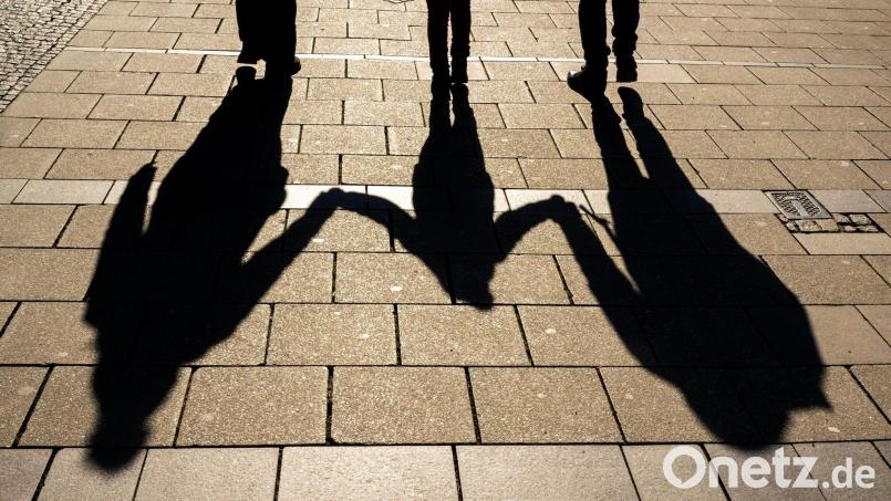 Unterstützung im Alltag erhalten Familien im Landkreis Tirschenreuth durch die Familien-App-Tirschenreuth des Kreisjugendamtes. 200 Tage nach dem Start ziehen die Verantwortlichen eine positive Bilanz. Symbolbild: Peter Kneffel/dpa