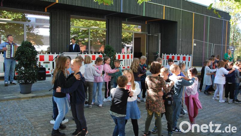 Der Kirwa-Tanz der Klassen 3a und 3b war das Highlight bei der Einweihungsfeier für den Erweiterungsbau der Ganztagsbetreuung in Ammersricht. Bild: gsp