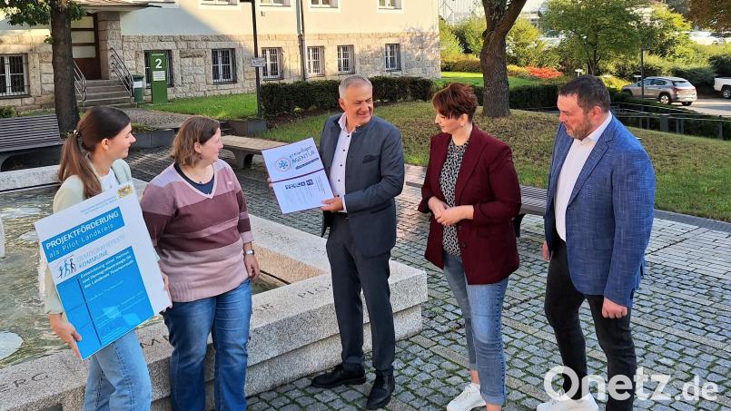 Isabel Sommerer (Wirtschaftsförderung), Christina Ponader (Leiterin Netzwerk Inklusion), Landrat Roland Grillmeier, Ehrenamtskoordinatorin Sarah Matzke sowie Kreisentwickler Anton Kunz (von links) präsentierten das neue Leitbild der Freiwilligenagentur Tirschenreuth. Bild: Landratsamt Tirschenreuth/Fabian Polster/exb