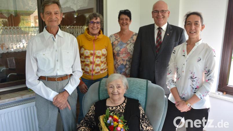 Im Bild Gudrun Ritter (sitzend) im Kreise der Gratulanten, stehend (von links) mit Ehemann Karl-Heinz, Seniorenbeauftragte Beate Ott, Tochter Susanne, Bürgermeister Klaus Meyer und Tochter Andrea, die in Stadtsteinach lebt. Bild: jr