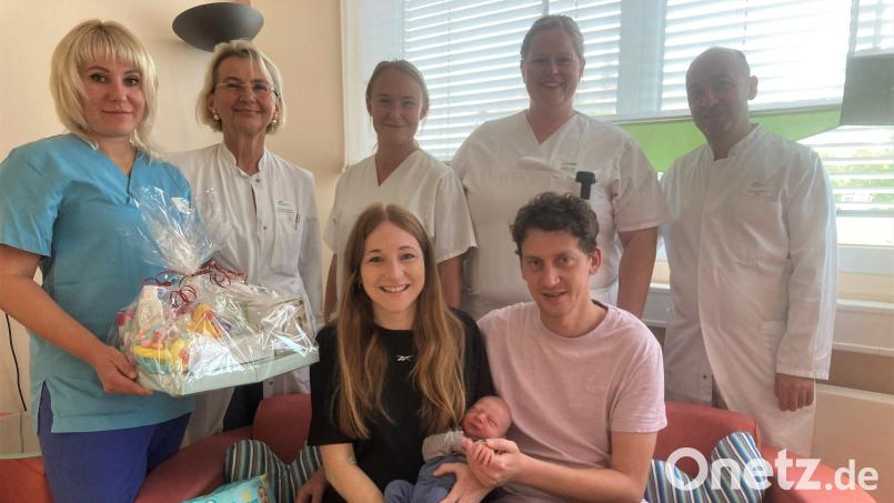 Große Freude im Klinikum Fichtelgebirge: Im Bild vorne Nathalie und Johannes Wolf aus Marktredwitz mit Baby Maximilian, hinten von links Hebamme Natalija Kelep, Chefärztin Dr. Maria Dietrich, Laura Czech, Stefanie Röhl und Gevorg Janoyan. Bild: Peggy Kuniss-Pfeiffer/Klinikum Fichtelgebirge/exb