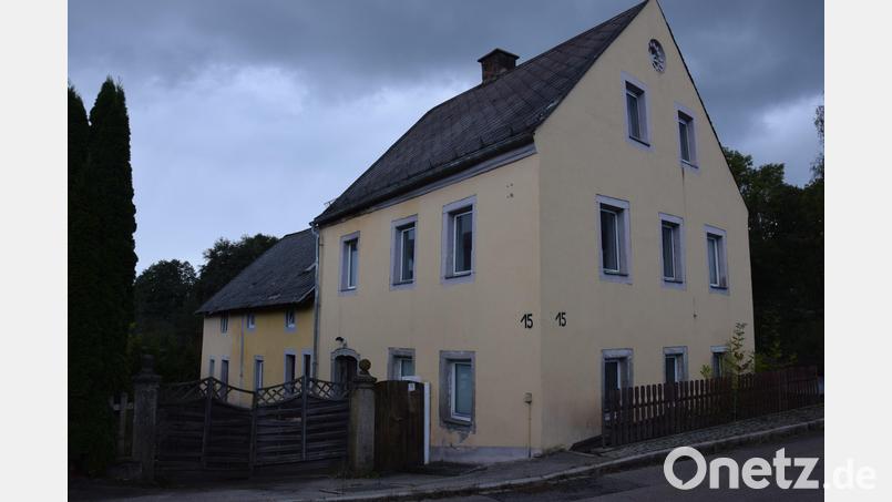 Das Anwesen Bahnhofstraße 15 wird von der Gemeinde soweit vorbereitet und anschließend an einen Investor übergeben. Bild: fla