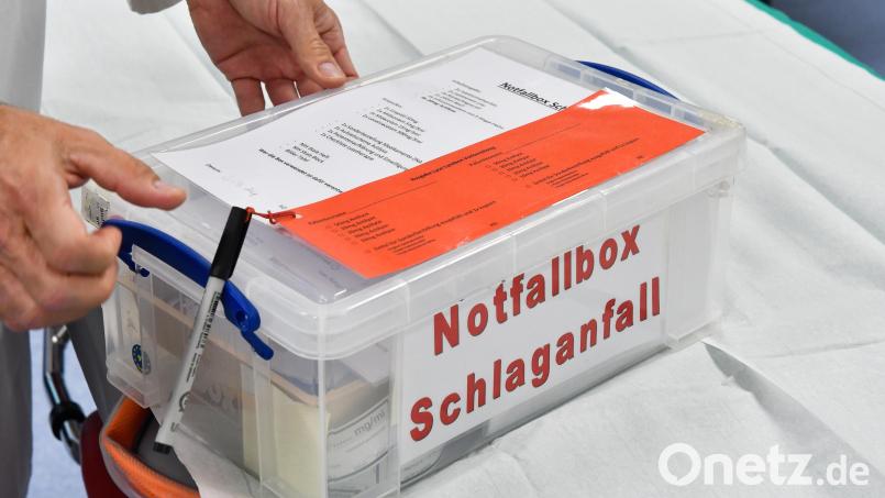 Damit im Fall der Fälle alles so schnell wie möglich geht, gibt es im Schockraum der Notaufnahme die Notfallbox Schlaganfall mit wichtigen Utensilien zur Behandlung. Bild: Petra Hartl