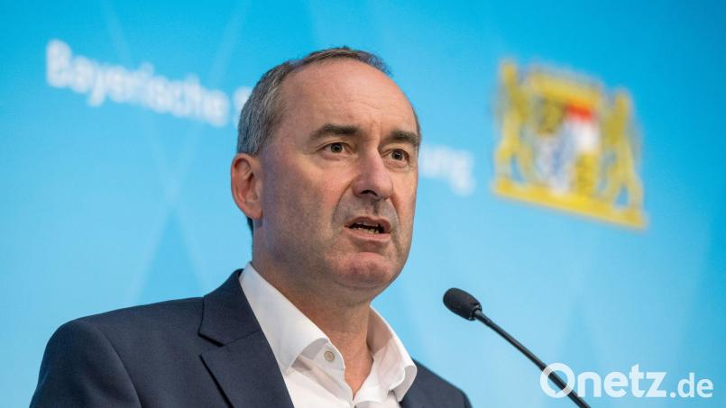 Bayerns Wirtschaftsminister Hubert Aiwanger (Freie Wähler) ist in einem Prozess um Betrug mit Corona-Schutzmasken als Zeuge vor Gericht geladen. (Archivbild) Bild: Peter Kneffel/dpa