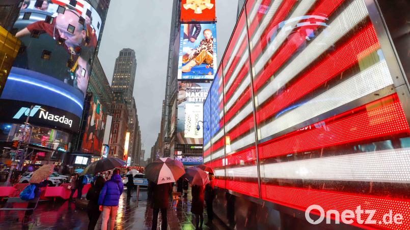 Trübe Aussichten, aber am New Yorker Times Square ist immer ein Gewusel. Die Stadt schläft bekanntlich nie. Am Wahlabend des 5. November steht für die USA viel auf dem Spiel. Florian Bindl wird mittendrin sein. Symbolbild: William Volcov/dpa