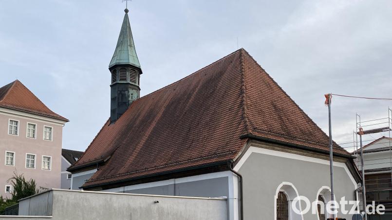 Auf diesem Zwischengebäude des Rathauses saßen zwei Personen, die eine 66-Jährige beleidigt und bedroht haben sollen. Bild: PI Schwandorf/exb