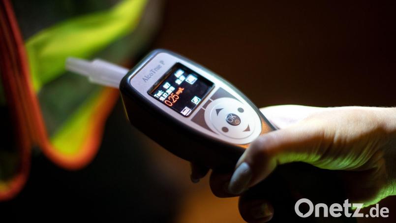Ein freiwilliger Atemalkoholtest ergab einen Wert weit jenseits des erlaubten Grenzwertes. Bild: Sina Schuldt/dpa/dpa-tmn