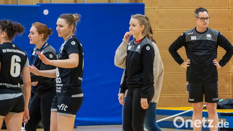 Die HV-Damen mit Trainer Mathias Stangl hatten bei der hohen Niederlage in Nürnberg wenig zu lachen. Archivbild: Guenter Uschold