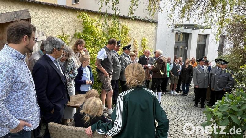Auch die Oberviechtacher Stadtkapelle kommt, um ihrem Mitglied Georg Köppl zum 70. zu gratulieren. Bild: tja