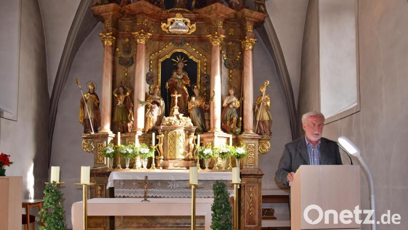 Als versierter Kenner der Geschichte Auerbachs erklärte Rudolf Weber die Kunstgegenstände der Spitalkirche. Bild: hdk