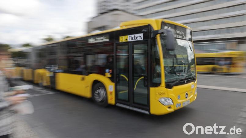 Aus einem versperrtem Bus in Marktredwitz – hier ein Symbolbild – befreite sich am Montag ein Fahrgast, nachdem er darin eingeschlafen war. Symbolbild: Lino Mirgeler/dpa