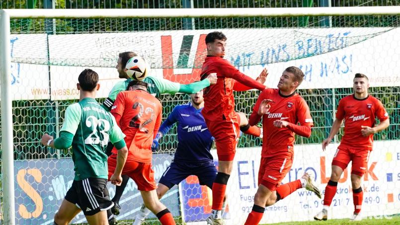 Auch im Derby gegen den ASV Neumarkt (Bild) blieb die DJK Ammerthal (grüne Trikots) ohne Treffer. Am Mittwochabend geht es nun gegen den TSV Kornburg. Archivbild: ref