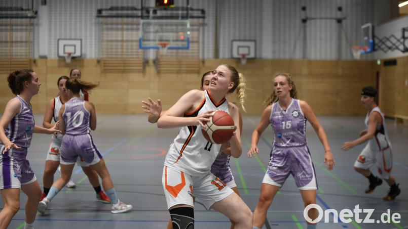 DJK-Neuzugang Sarah Masson (am Ball) im Testspiel gegen Tegernheim. Die gebürtige Sulzbacherin soll vor allem unter den Körben für Dominanz sorgen. Bild: Tobias Schwarzmeier