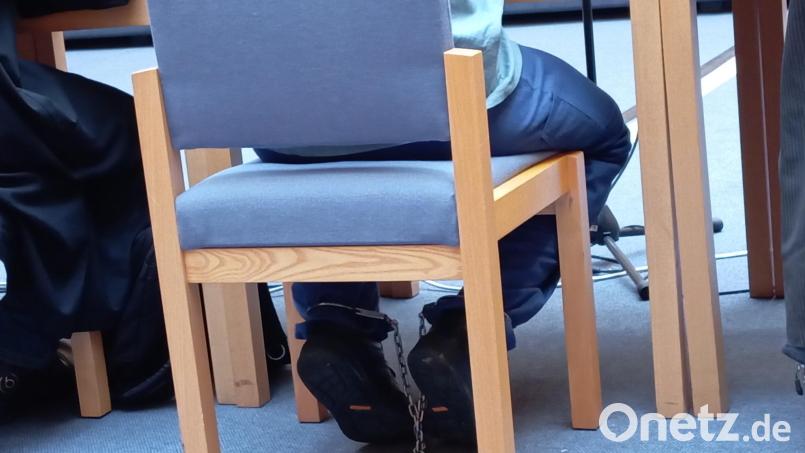 Einer der drei Angeklagten sitzt am Dienstag mit Fußfesseln im Gerichtssaal. Bild: Kathrin Halbhuber