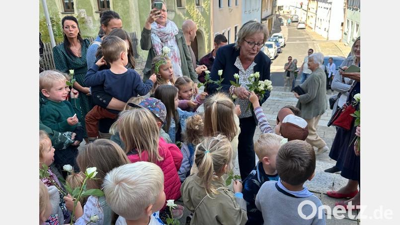 Mit weißen Rosen und vielen guten Wünschen verabschieden sich die Kleinen der Kita St. Josef von Monika Mrosek, die nach 33 Jahren die Leitung des Vilsecker Kindergartens an ihre Nachfolgerin Monika Ertl abgibt. Bild: rha