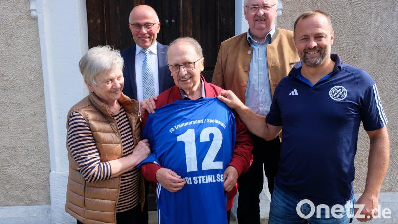 Zahlreiche Gäste ließen in Speinshart Andreas Steinl zum 80. Geburtstag hochleben. Unter anderem Bürgermeister Albert Nickl (Zweiter von links), Herbert Putzer, Vorsitzender des Vereins der Kinderkrebshilfe (Zweiter von rechts) und FC-Vorsitzender Wolfgang Seitz (rechts), dem Jubilar symbolisch ein Mannschaftstrikot mit der Rückennummer 12 überreichte. Bild: do