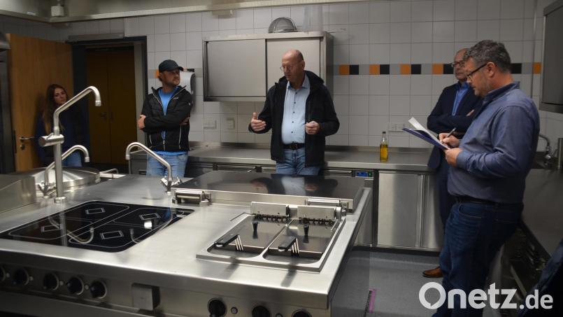 Planer Johannes Fischer (Mitte) erklärte zusammen mit Koch Marco Kiele (links daneben) den Umbau und die Funktionalität der neuen Küche. Bild: ak