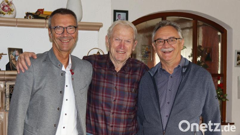 Rudi Poppendörfer (Mitte) an seinem 90. Geburtstag zusammen mit Bürgermeister Peter Achatzi (links) und dem stellvertretenden CSU-Ortsvorsitzenden Wolfgang Rattai (rechts). Bild: mfh